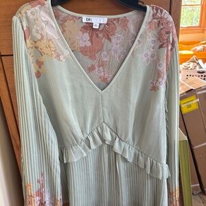 DR2 Floral Sage Vneck Pleated Blouse